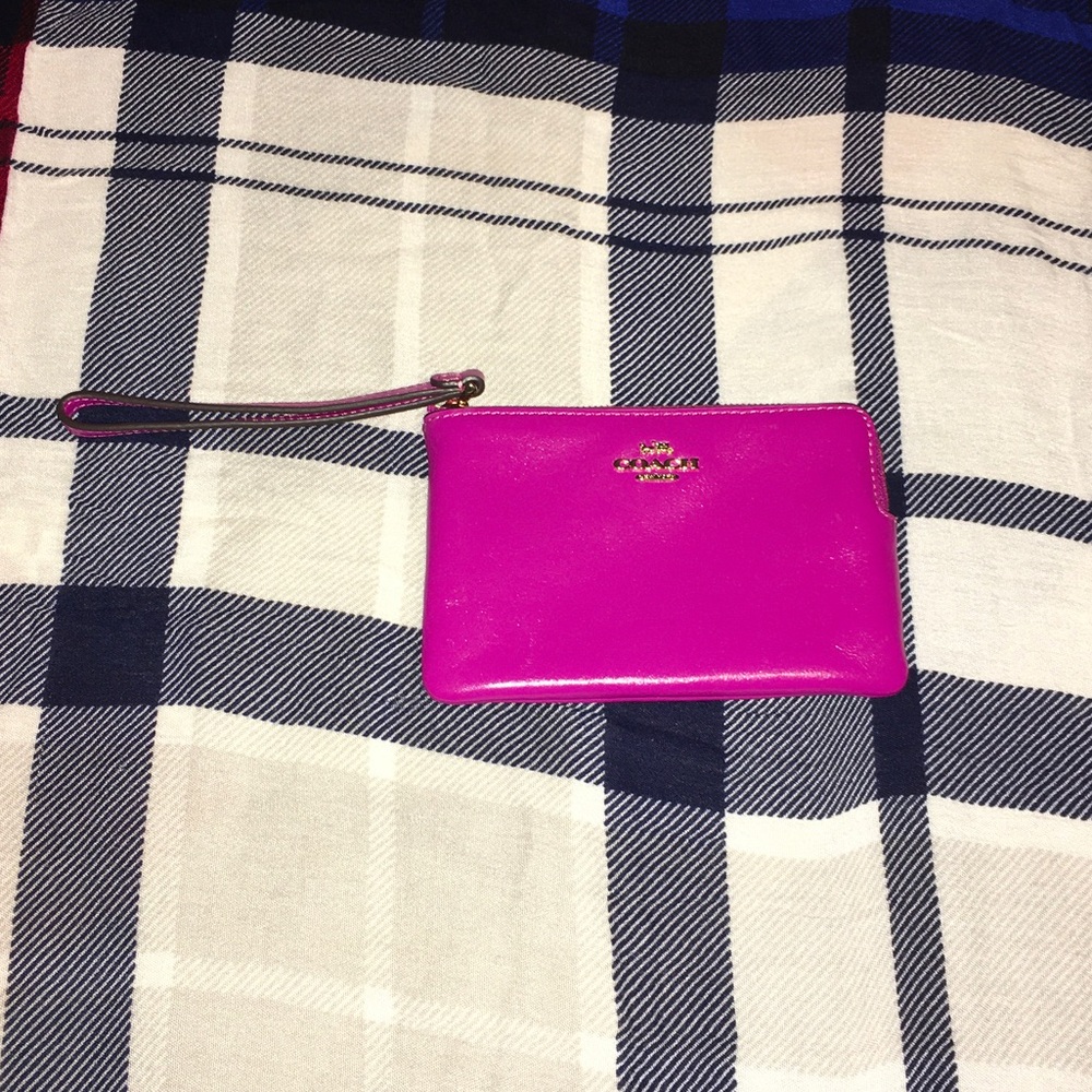🩷NWT COACH Magenta Shiny Leather Wristlet W/ Gold Tone Hardware Authentic